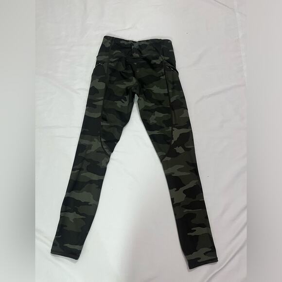 Athleta Green Camo Contender 7/8 Mid-Rise Leggings Zipper Pockets Size XS - Picture 2 of 10